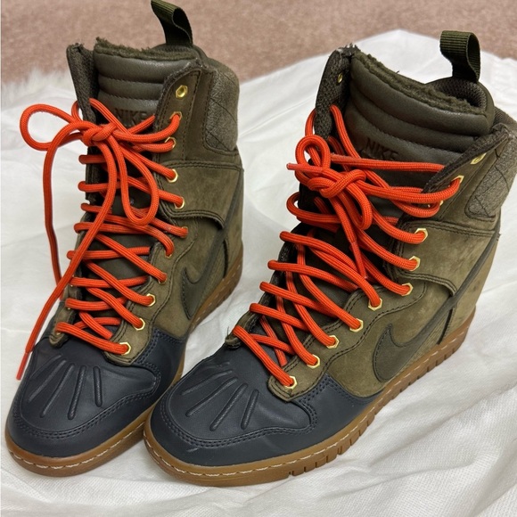 Nike Dunk Sky Hi Sneaker Boot 2.0 Dark Loden Water Repellent Hidden Wedge - Picture 2 of 6